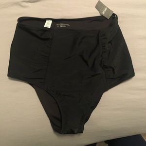 Aerie bottom swimsuit. NWT. Sz Medium